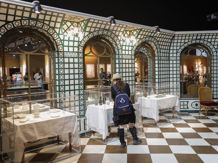 A photograph shows a replica of the Grand Staircase of the first class section of the Titanic liner on the opening day of the XXL Titanic exhibition at Paris  Expo Porte de Versailles in Paris on July 18, 2023, revealing authentic relics and objects recovered after the sinking, as well as life-size replicas of several areas of the liner. On April 15, 1912, the Titanic, a British liner reputed to be unsikable, sank off Newfoundland near Canada, after hitting an iceberg, the tragedy claiming the lives of around 1500 passengers. (Photo by Geoffroy VAN DER HASSELT / AFP)