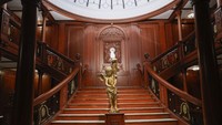 Ada replika asli Tangga Besar di bagian atas kapal Titanic. Bagian ini juga ada dalam scene film Titanic. Foto: AFP/GEOFFROY VAN DER HASSELT