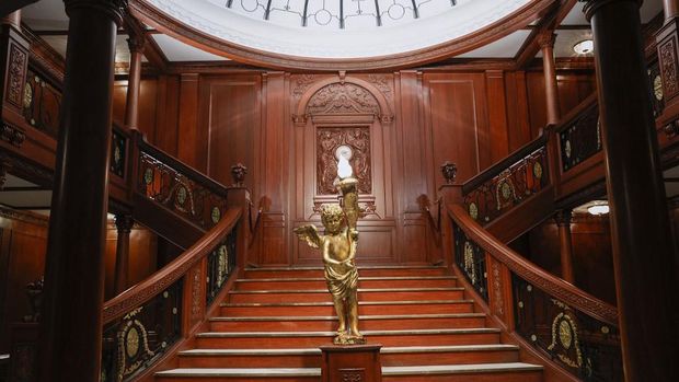 A photograph shows a replica of the Grand Staircase of the first class section of the Titanic liner on the opening day of the XXL Titanic exhibition at Paris  Expo Porte de Versailles in Paris on July 18, 2023, revealing authentic relics and objects recovered after the sinking, as well as life-size replicas of several areas of the liner. On April 15, 1912, the Titanic, a British liner reputed to be unsikable, sank off Newfoundland near Canada, after hitting an iceberg, the tragedy claiming the lives of around 1500 passengers. (Photo by Geoffroy VAN DER HASSELT / AFP)