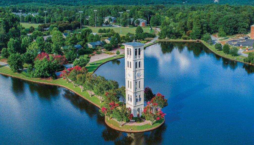 Menara lonceng tepi danau di kampus Furman University, AS