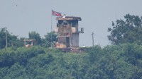 Dari DMZ, pengunjung bisa melihat garda depan Korea Utara yang sangat tertutup. (REUTERS/Kim Hong-Ji)  