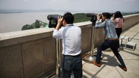 DMZ ini bisa jadi merupakan salah satu destinasi yang menjadi wishlist setiap orang yang berkunjung ke Korea Selatan. Alasannya, orang-orang sangat ingin tahu tentang tujuan perbatasan ini. (REUTERS/Kim Hong-Ji)  