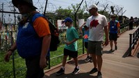 Zona Demiliterisasi Korea atau DMZ adalah salah satu perbatasan yang paling termiliterisasi secara global di dunia. Didirikan pada tahun 1953, Zona Demiliterisasi memisahkan Korea Utara dari Korea Selatan, dan melambangkan kesepakatan antara kedua negara. (REUTERS/Kim Hong-Ji)  