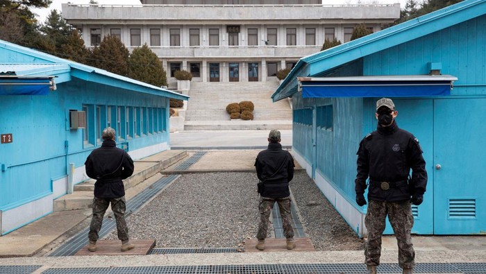 FILE PHOTO: South Korean soldiers stand guard during a media tour at the Joint Security Area (JSA) on the Demilitarized Zone (DMZ) in the border village of Panmunjom in Paju, South Korea, 03 March 2023. JEON HEON-KYUN/Pool via REUTERS/File Photo