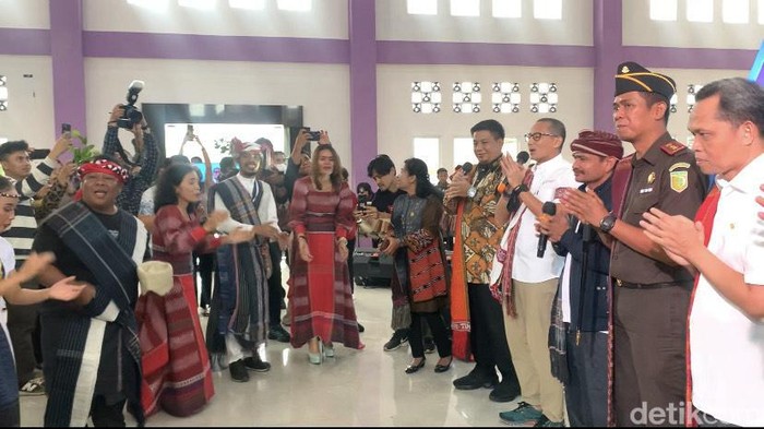 Menparekraf Sandiaga Uno menyanyikan lagu Sinanggar Tulo sambil manortor di Samosir.