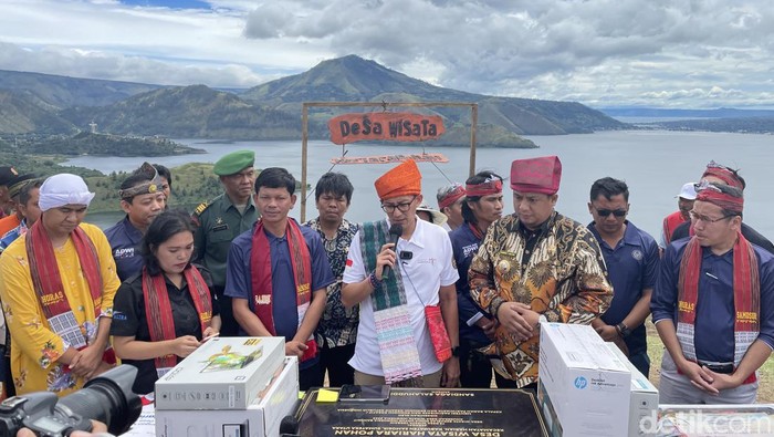 Menparekraf Sandiaga Uno saat berada di Bukit Holbung, Samosir