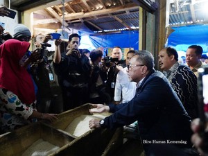 Pastikan Harga Bapok Stabil, Zulhas: Kalau Mahal Bupati Bisa Beri Subsidi