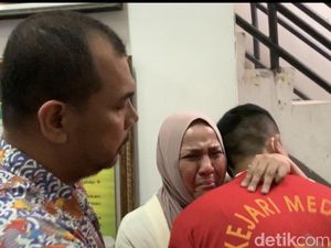 Ibunda Ken Admiral Menangis Saat Aditya Peluk dan Minta Maaf