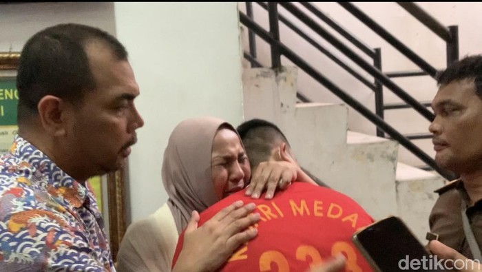 Momen anak AKBP Achiruddin, Aditya Hasibuan memeluk ibunda Ken Admiral.