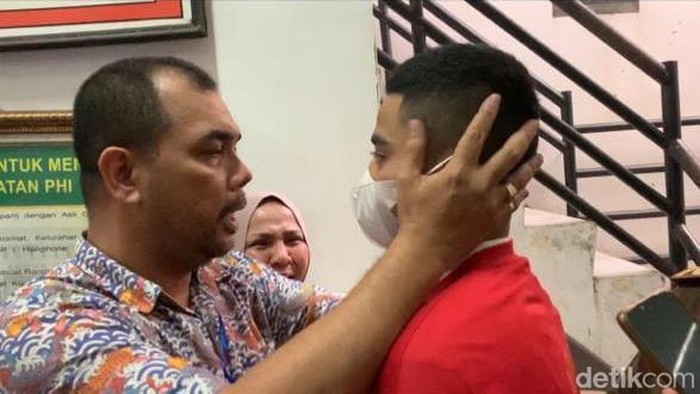 Momen ayah Ken Admiral, Zulkifli memeluk dan menasihati anak AKBP Achiruddin, Aditya Hasibuan di PN Medan.