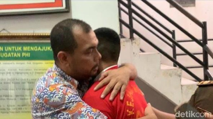 Momen ayah Ken Admiral, Zulkifli memeluk dan menasihati anak AKBP Achiruddin, Aditya Hasibuan di PN Medan.