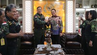 Himpunan putra-putri angkatan darat (HIPAKAD) berkunjung ke kediaman Ketua MPR RI Bambang Soesatyo, Kamis (20/7/2023). Kunjungan ini guna membahas sosialisasi empat pilar kebangsaan yang selama ini digaunkan oleh MPR RI.