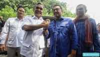 Mereka tampak bersalam komando. Pertemuan kemudian berlangsung tertutup.