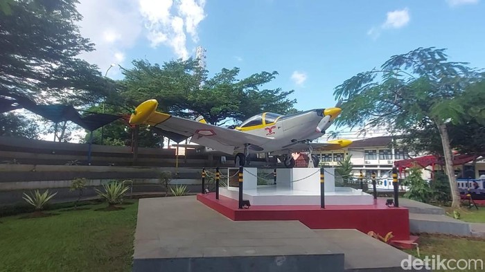Monumen pesawat di taman Kota Tasikmalaya