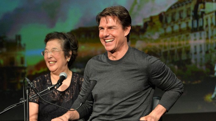 US actor Tom Cruise (R) smiles as he attends a press conference for his latest movie Edge of Tomorrow in Tokyo on June 27, 2014. Cruise is here to promote the science fiction film, adapted from the novel All You Need Is Kill written by Japanese novelist Hiroshi Sakurazaka.    AFP PHOTO / Yoshikazu TSUNO (Photo by YOSHIKAZU TSUNO / AFP)