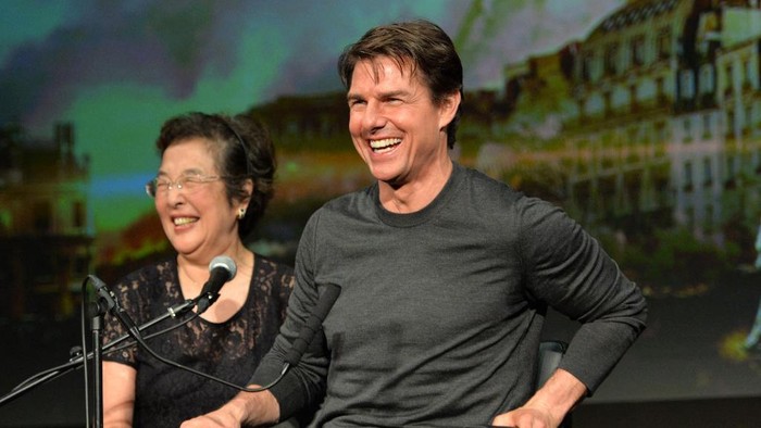 Natsuko Toda dan Tom Cruise US actor Tom Cruise (R) smiles as he attends a press conference for his latest movie Edge of Tomorrow in Tokyo on June 27, 2014. Cruise is here to promote the science fiction film, adapted from the novel All You Need Is Kill written by Japanese novelist Hiroshi Sakurazaka. AFP PHOTO / Yoshikazu TSUNO (Photo by YOSHIKAZU TSUNO / AFP)