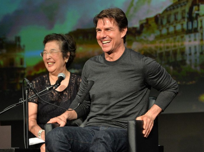 US actor Tom Cruise (R) smiles as he attends a press conference for his latest movie Edge of Tomorrow in Tokyo on June 27, 2014. Cruise is here to promote the science fiction film, adapted from the novel All You Need Is Kill written by Japanese novelist Hiroshi Sakurazaka.    AFP PHOTO / Yoshikazu TSUNO (Photo by YOSHIKAZU TSUNO / AFP)