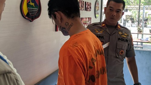 Pria inisial WR asal Bandung nekat melakukan pencurian di rumah seorang nenek di Cakranegara saat mabuk ditangkap polisi, Kamis (20/7/2023).