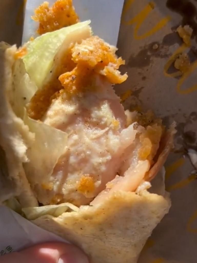 Ngeri! Wanita Ini Dapat Ayam Mentah Saat Beli Chicken Wrap McD