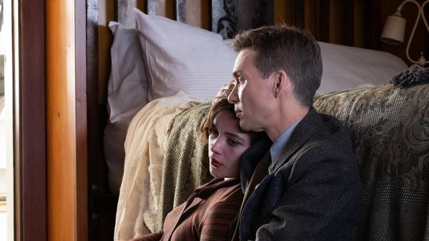 L to R: Florence Pugh is Jean Tatlock and Cillian Murphy is J. Robert Oppenheimer in OPPENHEIMER, written, produced, and directed by Christopher Nolan.