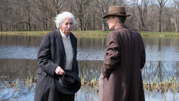 L to R: Tom Conti is Albert Einstein and Cillian Murphy is J. Robert Oppenheimer in OPPENHEIMER, written, produced, and directed by Christopher Nolan.