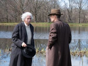 Kisah Pertemanan Erat Albert Einstein dan Oppenheimer