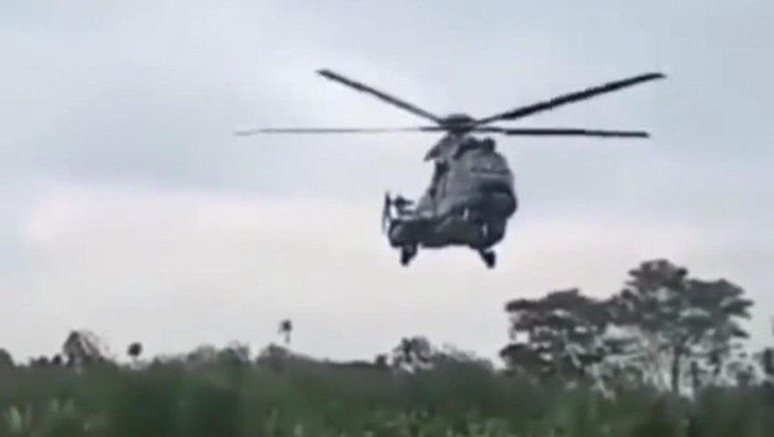 Pagar stadion mini roboh tertiup angin helikopter Jokowi