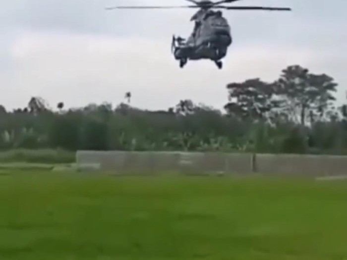 Pagar stadion mini roboh tertiup angin helikopter Jokowi