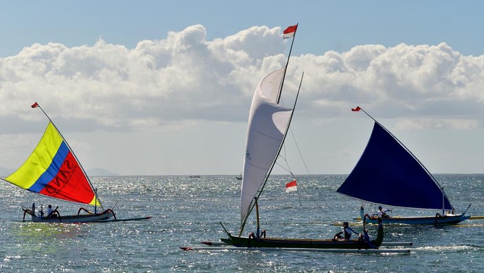 Parade Jukung Hiasi Perairan Sanur Bali Sejumlah nelayan mengikuti parade jukung di perairan Sanur, Denpasar, Bali, Kamis (20/7/2023). Parade puluhan perahu tradisional jukung tersebut diselenggarakan untuk memberikan atraksi wisata sekaligus untuk mempertahankan eksistensi para nelayan tradisional yang bergerak di sektor perikanan dan pariwisata di kawasan Sanur. ANTARA FOTO/Fikri Yusuf/rwa.