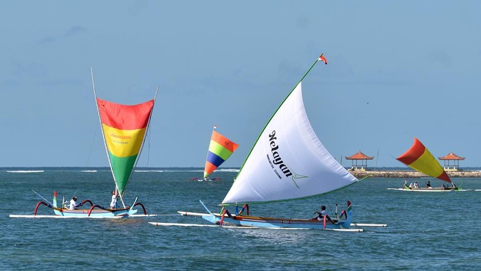 Parade Jukung Hiasi Perairan Sanur Bali Sejumlah nelayan mengikuti parade jukung di perairan Sanur, Denpasar, Bali, Kamis (20/7/2023). Parade puluhan perahu tradisional jukung tersebut diselenggarakan untuk memberikan atraksi wisata sekaligus untuk mempertahankan eksistensi para nelayan tradisional yang bergerak di sektor perikanan dan pariwisata di kawasan Sanur. ANTARA FOTO/Fikri Yusuf/rwa.