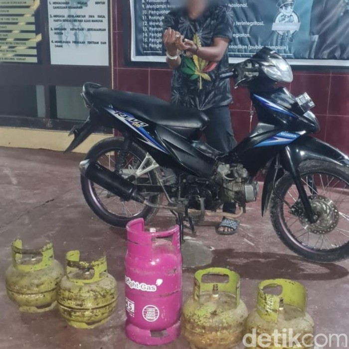 Pelaku pembobol rumah anggota KPU Madina saat diamankan.