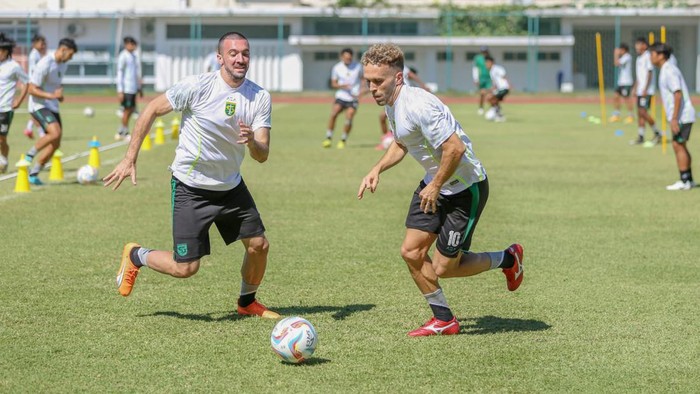 Pemain Persebaya berlatih