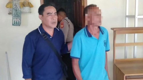 Pencuri gamelan di Banjar Lebih, Desa Asah Duren, Kecamatan Pekutatan, Kabupaten Jembrana, Bali, saat menunjukan lokasi gudang penyimpanan gamelan, Rabu (19/7/2023).