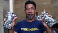 Fadlan mengumpulkan uang koin pecahan Rp500 rupiah dan Rp1.000 rupiah selama satu tahun tujuh bulan senilai Rp9 Juta?dan rencananya uang tersebut untuk menambah modal usaha.