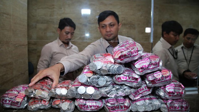 Penukaran uang koin di Ternate Seorang pedagang Fadlan memperlihatkan uang koin pecahan Rp1.000 dan Rp 500 hasil tabungannya untuk ditukar di Kantor Perwakilan Bank Indonesia, Kota Ternate, Maluku Utara, Kamis (20/7/2023). Fadlan mengumpulkan uang koin pecahan Rp500 rupiah dan Rp1.000 rupiah selama satu tahun tujuh bulan senilai Rp9 Jutadan rencananya uang tersebut untuk menambah modal usaha. ANTARA FOTO/Andri Saputra/tom.