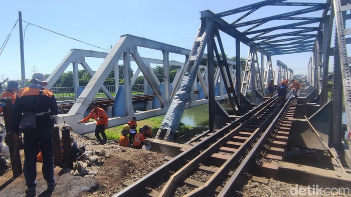 Perbaikan perlintasan Madukoro buntut KA vs truk, Kamis (20/7/2023).