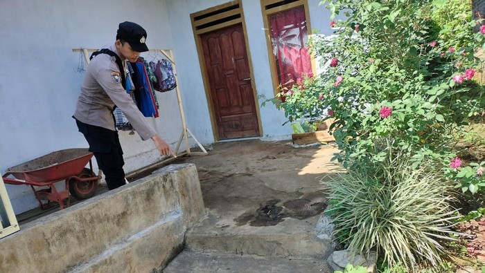 Polisi melakukan olah TKP pembacokan tetangga di Malang
