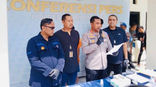 Polisi menangkap pelaku pembunuhan sopir taksi online di Serang Baru, Kabupaten Bekasi.