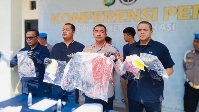 Polisi menangkap pelaku pembunuhan sopir taksi online di Serang Baru, Kabupaten Bekasi.