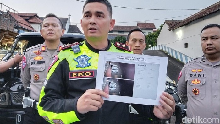 Polisi mengamankan sopir pick up yang menabrak mahasiswa asal Bekasi di Jl Moch Toha Bandung