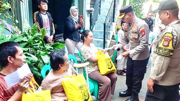 Polsek Pesanggrahan bagi-bagi sembako kepada warga kurang mampu.
