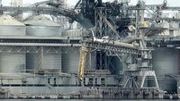 Pemandangan menunjukkan terminal biji-bijian di pelabuhan laut yang rusak selama serangan rudal dan pesawat tak berawak Rusia, di tengah serangan Rusia di Ukraina, di lokasi yang dirahasiakan di wilayah Odesa, Ukraina 19 Juli 2023.  