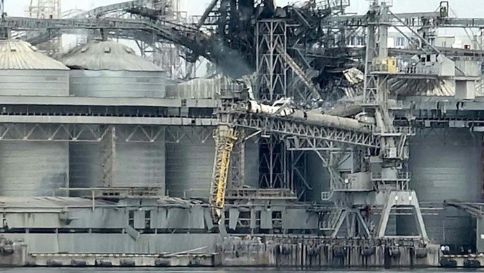 Potret Gudang Berisi 60.000 Ton Biji-bijian yang Hancur Dirudal Rusia A view shows a grain terminal in a sea port damaged during Russian missile and drone strikes, amid Russia's attack on Ukraine, in an undisclosed location in Odesa region, Ukraine July 19, 2023. Ukrainian Infrastructure Ministry via Facebook/Handout via REUTERS ATTENTION EDITORS - THIS IMAGE HAS BEEN SUPPLIED BY A THIRD PARTY. NO RESALES. NO ARCHIVES.