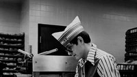 Saat ini seragam McDonalds sudah modern dengan paduan warna abu-abu. Dulu, para pelayan mengenakan kemeja garis-garis, serta topi koki dengan logo M. Foto: Getty Images