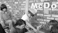 McDonalds benar-benar menjadi tempat nyaman anak-anak untuk menghabiskan waktu mereka. Pesta ulang tahun juga bisa dilakukan di sana. Foto: Getty Images