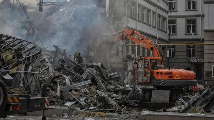 Potret Kerusakan di Odesa Usai Serangan Rudal dan Drone Rusia Rescuers work at a site of a building heavily damaged by a Russian missile attack, as Russia's attack on Ukraine continues, in central Odesa, Ukraine July 20, 2023. REUTERS/Stringer