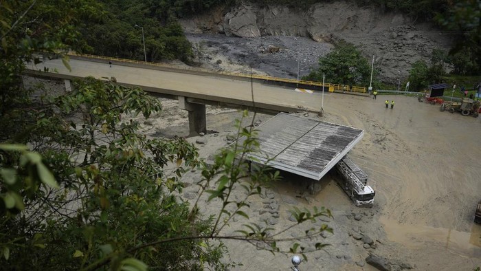 Potret Ngeri Longsor di Kolombia yang Tewaskan Belasan Orang A destroyed car lays in the street after a deadly avalanche smothered homes overnight in El Naranjal, Colombia, Tuesday, July 18, 2023. (AP Photo/Fernando Vergara)