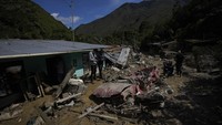 Sekitar 20 rumah rata dengan air bah. Lumpur setinggi satu meter, hingga dua meter di beberapa tempat membuat operasi pencarian terkendala.