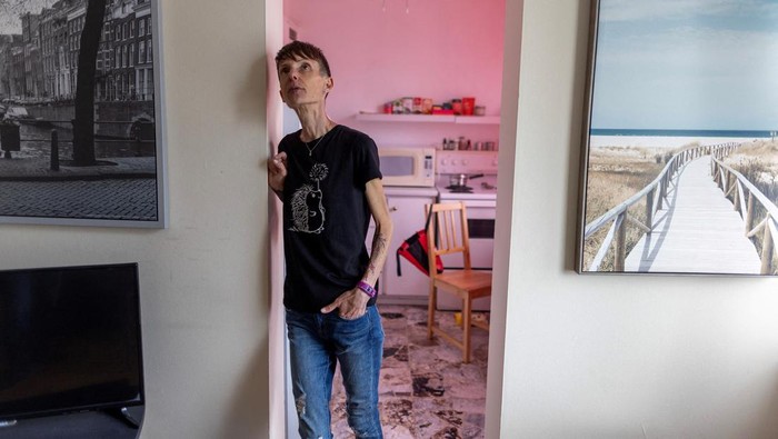 Lisa Pauli, 47, who says she wants to apply for medical assistance in dying (MAiD) when she is eligible because of her severe anorexia, sits on a bed, in Toronto, Ontario, Canada June 9, 2023.  REUTERS/Carlos Osorio