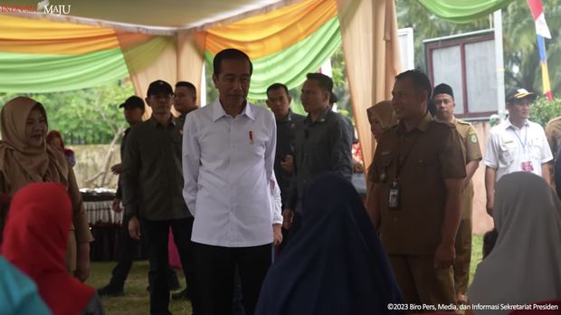 Presiden Jokowi dan Ibu Iriana Kunjungi Puskesmas Srikuncoro, Bengkulu Tengah, 20 Juli 2023. (Tangkapan Layar Youtube)